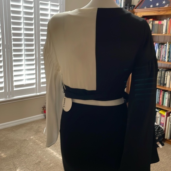 STAUD TRAMPS BLACK AND WHITE COLOR BLOCK WIDE SLEEVE CROP TOP NWT SIZE M - Picture 9 of 11